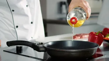 Când trebuie turnat uleiul în tigaie, de fapt: la început (când e rece) sau după câteva secunde (când e fierbinte)?