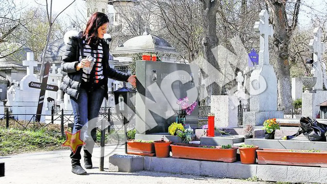 Lavinia a venit de la Craiova cu o misiune speciala! A pus un brat de flori la mormantul lui Pintea