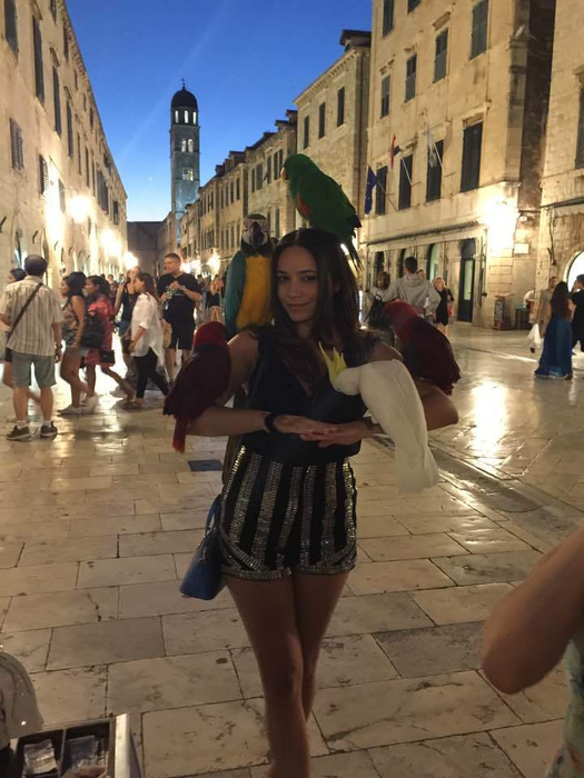 Fata Danei Săvuică a devenit o adevărată domnişoară! Cum s-a pozat Julie, în turul Serbiei şi al Croaţiei!