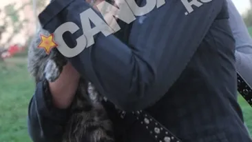 Imagini uluitoare obtinute de fotoreporterii cancan.ro! O bucuresteanca a dat dovada de un curaj nebanuit! A intrat in blocul cuprins de flacari Si-a riscat viata ca sa-si salveze pisica! Aproape ca-ti dau lacrimile cand privesti fotografia!