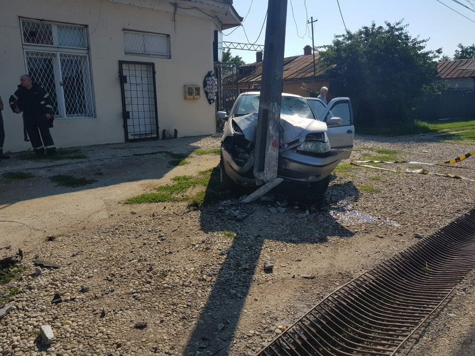 După ce l-a lovit pe biciclist, șoferul a izbit un stâlp