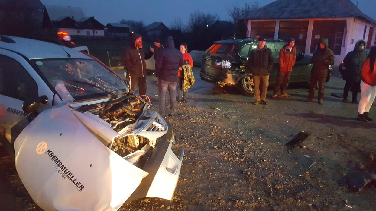 Grav accident în Prahova! Două persoane au rămas incarcerate