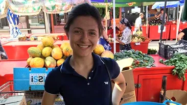 O studentă la Medicină vinde fructe și legume în piață! Lorena vrea să își ajute părinții