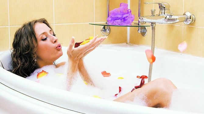 Accesorii si produse de care ai nevoie pentru a-ti transforma baia intr-un spatiu de recreere! Bucura-te de o ambianta SPA la tine acasa!