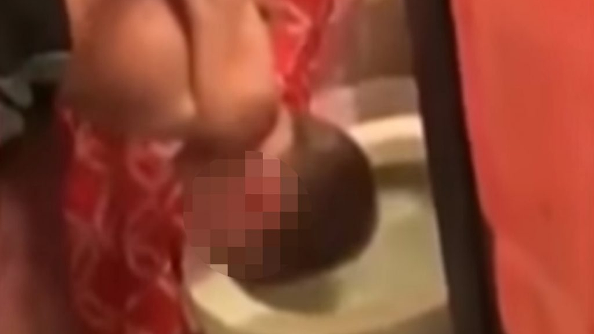 O mamă își bagă copilul cu capul în toaletă! VIDEO