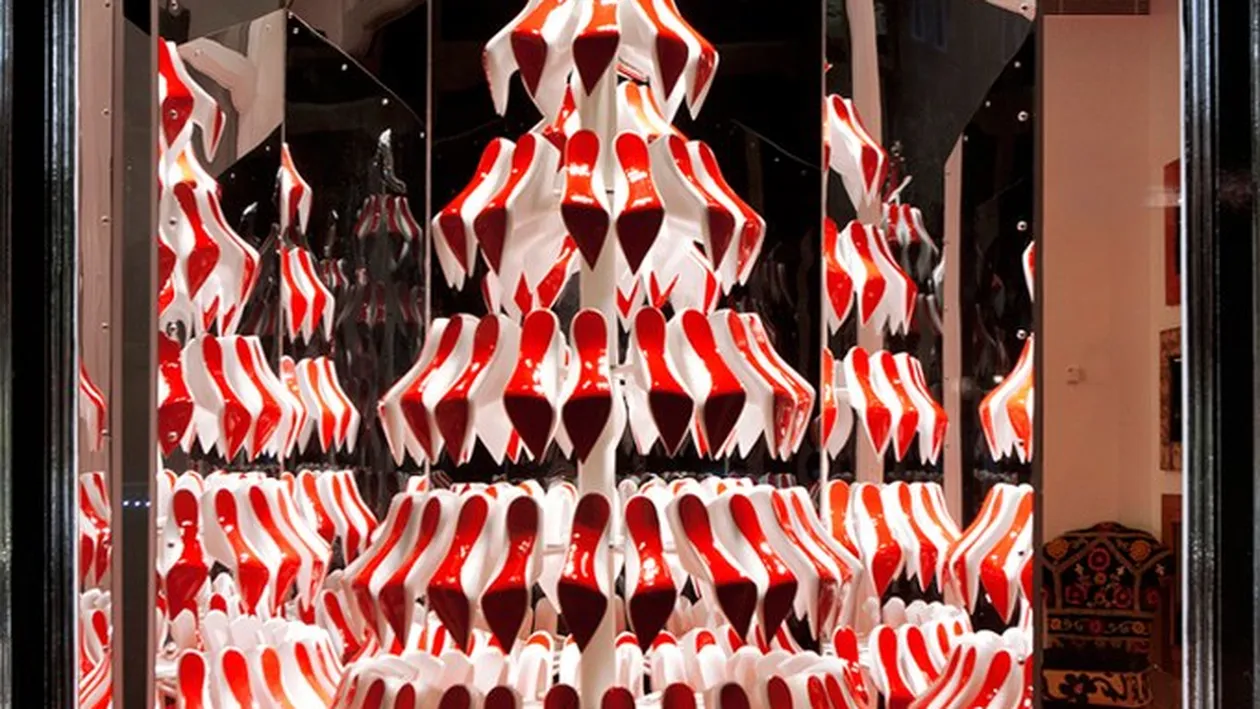 Imaginatie fara limite! Uite cum arata cei mai ciudati pomi de Craciun! Sunt facuti din sticle de bere sau pantofi!