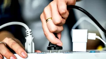 Cele 3 electrocasnice care consumă cel mai mult curent noaptea, dacă sunt uitate în priză. Aceștia sunt vampirii energetici nocturni