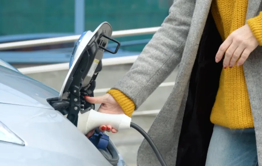 Încărcarea mașinii electrice acasă te poate "sări" rapid din plafonul compensat (Foto: captură video)