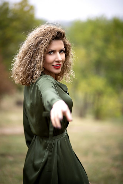 Carmen Brumă sfidează iarna! Cum s-a pozat iubita lui Mircea Badea pe un frig de îngheață pietrele