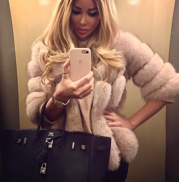 Bianca Drăguşanu a început să apeleze din nou la gestul din perioada sarcinii cu Sofia de câteva săptămâni.
