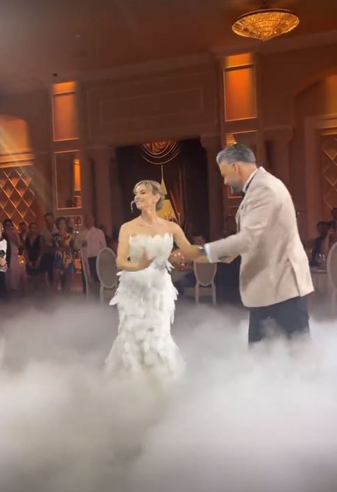 Roxana Ionescu și Tinu Vidaicu, petrecere de nuntă așa cum au visat: “Casă de piatră, superbilor”. Cea de-a doua rochie de mireasă a vedetei este spectaculoasă | FOTO & VIDEO