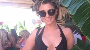 Ce bine arată sexy-impresara în costum de baie! Soţia lui REGHE i-a făcut pe internauţi să exclame „I-a căzut paiul din gură!“ | FOTO