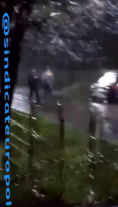 Focuri de armă la o secție de votare din Prahova! Un polițist a fost filmat în timp ce împușcă doi dintre bărbații care l-au atacat