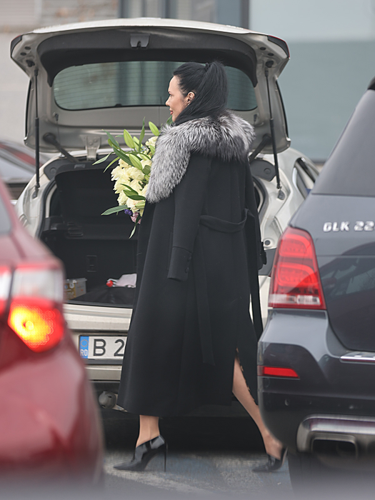 Ioana Năstase se îndreaptă către mașină (Foto: CANCAN.RO)