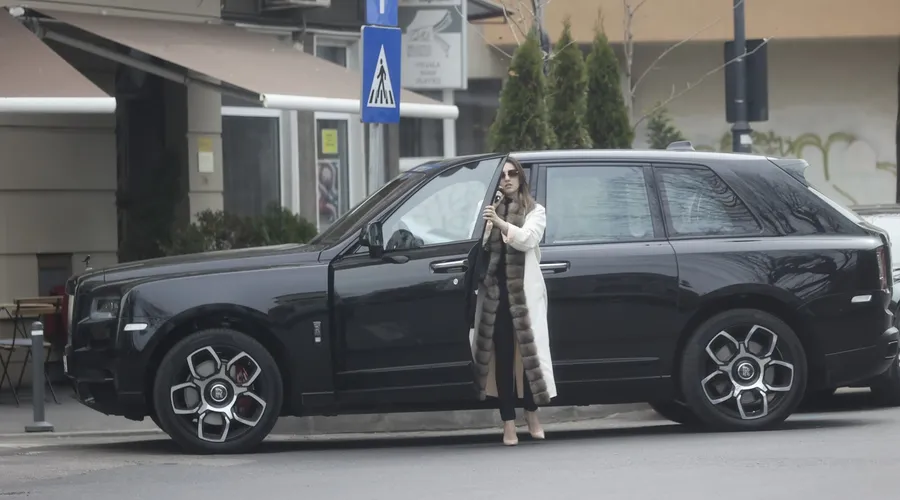 Alexandra Becali coboară din noua achiziție (SURSA FOTO: CANCAN.RO)