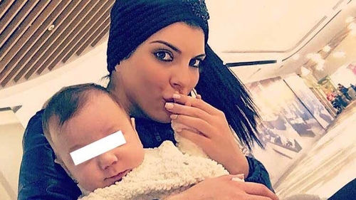 Andreea Tonciu îşi pune în pericol fetiţa. Cum s-a filmat bruneta. "Degeaba o ai în..."