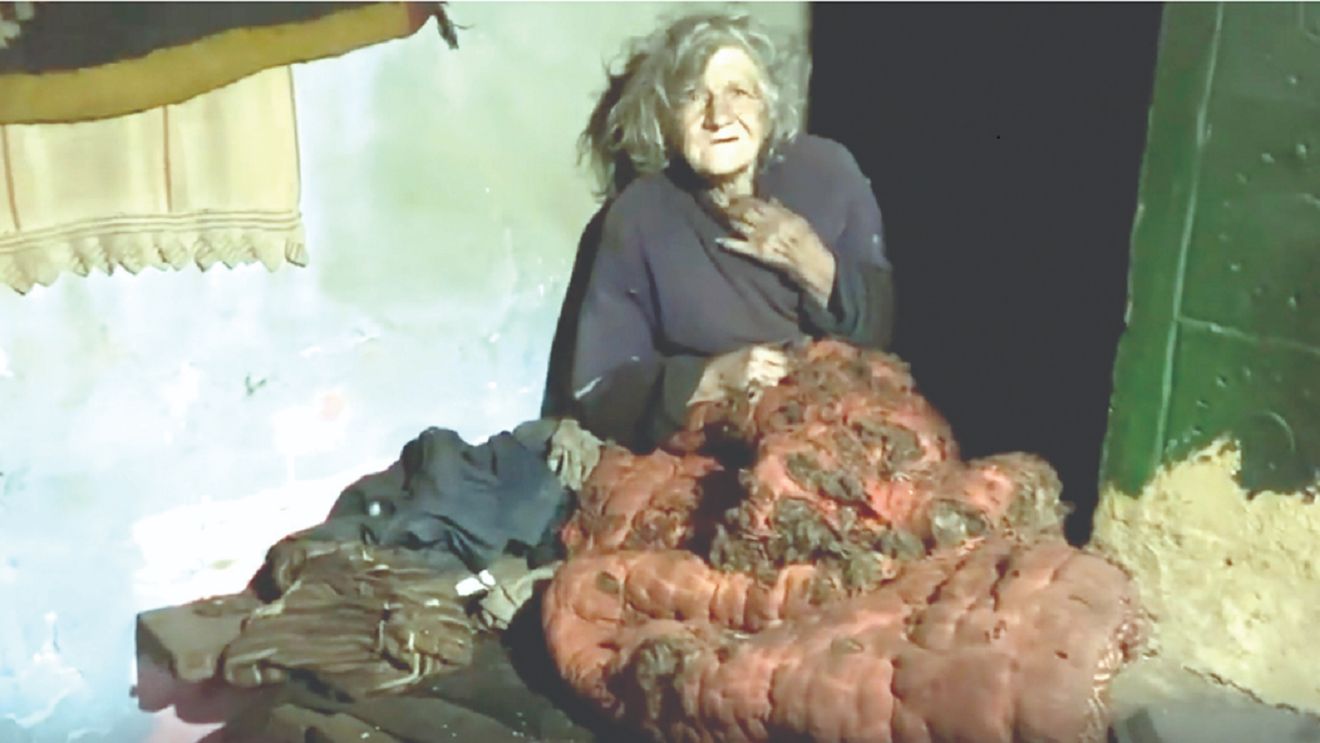 Imagini greu de privit! O bătrână din România trăiește în condiții inumane și se luptă să supraviețuiască