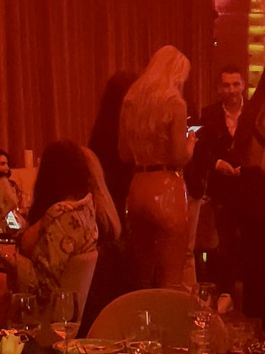 Ema Uta stă tot timpul cu telefonul în mână (Foto: CANCAN.RO)