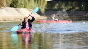 Ivan Patzaichin i-a bagat la apa pe afaceristii din Timisoara! S-au intrecut in canoe imbracati la patru ace