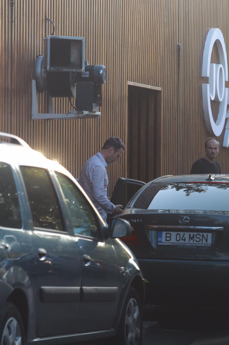 Robert Negoiță, în timp ce intra în bolidul său de lux