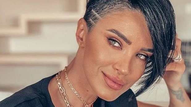 Adelina Pestrițu, goală pe Internet. Cum s-a fotografiat fosta prezentatoare „O baie fierbinte”