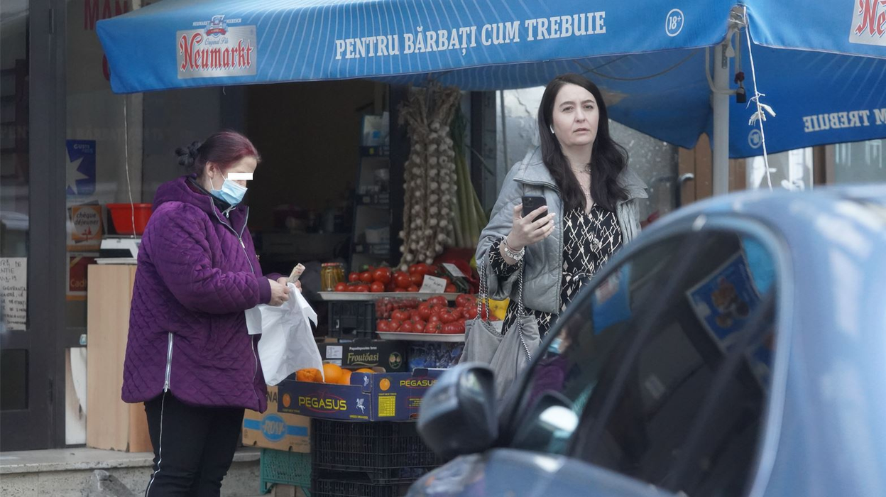 S-a ”lovit” de Maurice în Piața Floreasca, apoi… Câți bani i-a dat Amalia Năstase unei cerșetoare