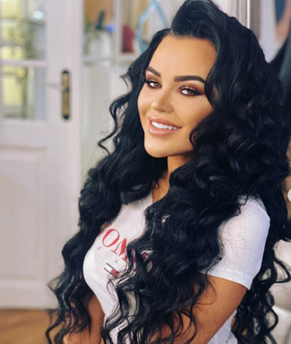 O vezi și nu o mai recunoști! La ce schimbare radicală de look a apelat Carmen de la Sălciua. FOTO