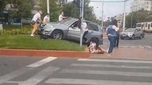 Accident violent în Capitală. Un șofer a lovit mai mulți pietoni! Printre victime se numără o fetiță de 5 ani