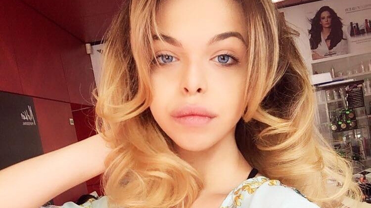 A ratat BAC-ul, dar a avut noroc în dragoste! ”Barbie de România” şi-a făcut iubit olandez!
