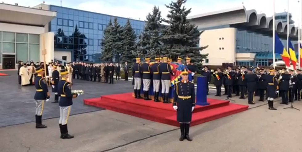 La aeroport a avut loc o scurtă ceremonie funerară