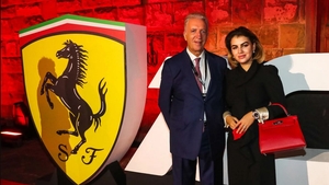 Moștenitorul imperiului Ferrari, îndrăgostit până peste cap de București. Plimbare de vis într-o Dacie, în Capitala României. “Ne deconectăm”