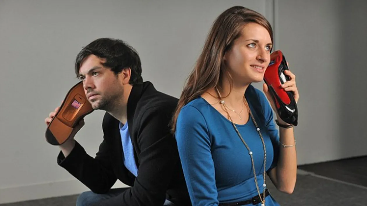 Nebunie în lumea modei britanice! Un designer a transformat pantofii în telefoane mobile! Ai folosi aşa ceva?