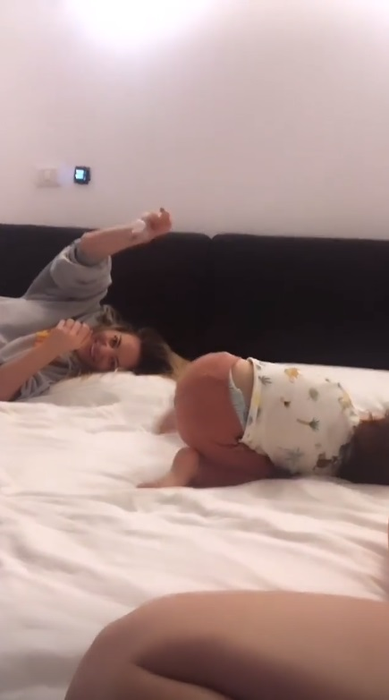 Delia, surprinsă cu sora ei, Oana Matache, după ce a făcut-o drogată. Ipostazele în care apar împreună sunt incredibile