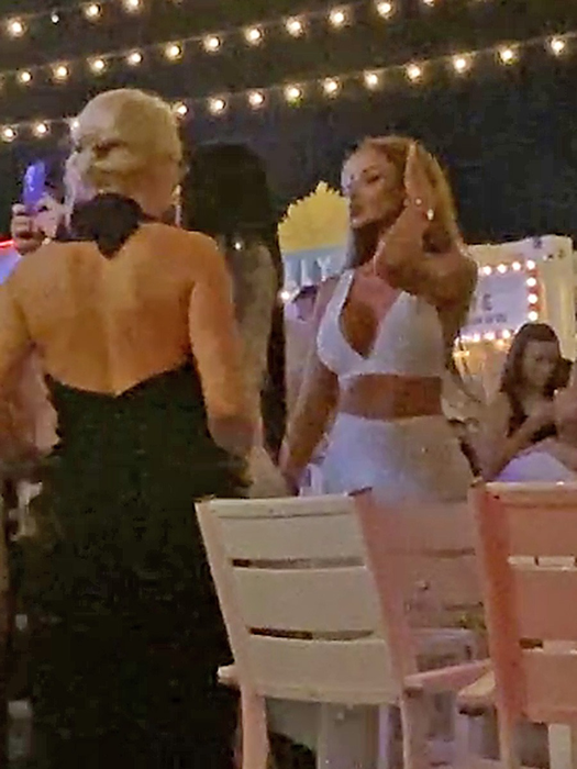 Bianca Drăgușanu, distracție la LOFT alături de "brigada" de fete (Foto: CANCAN.RO)