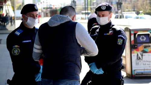 A fost prins întâmplător! Polițiștii au oprit un bărbat pentru că nu purta mască de protecție, dar au descoperit că pe numele lui exista și un mandat de arestare
