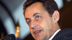 VIDEO Nicolas Sarkozy, atacat cu o sticla de plastic in timpul unei vizite la un colegiu!