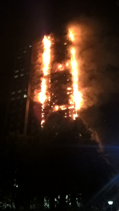 Un întreg bloc de 27 de etaje a fost mistuit de flăcări în Londra