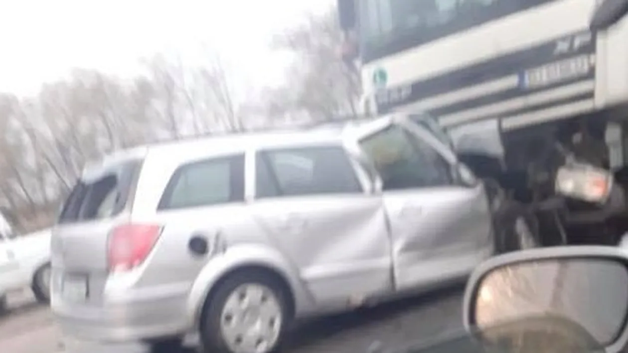 Accident tragic în Argeș. Un autoturism a intrat în coliziune cu un TIR. Șoferul a decedat pe loc