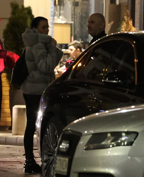 Cristian și soția lui DJ Morris se pregătesc să intre în mașină (Foto: CANCAN.RO)