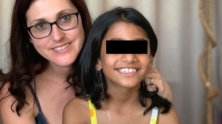 Sorina a plecat din România! Familia adoptivă nu a scăpat de emoții. Ce urmează să se întâmple
