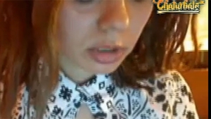 Ce fac romancele la munca? Isi sug degetele pe videochat si isi arata sanii in birou fara nicio jena! Tipa asta e doar un exemplu!
