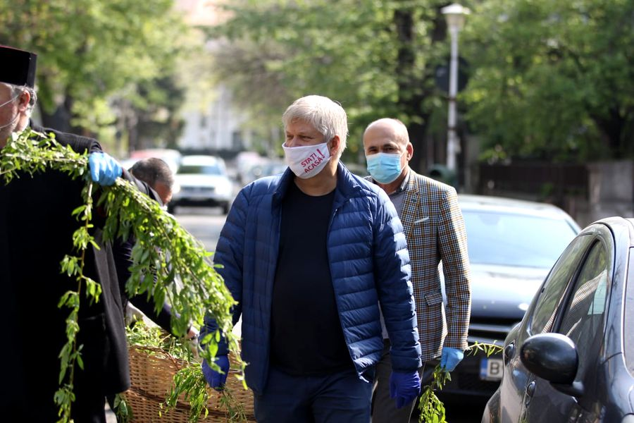 Daniel Tudorache, primarul Sectorului 1, și un preot al Bisericii Cașin împart ramuri de salcie bucureștenilor: ”Căminul fiecărui creștin va fi propria bazilică” | FOTO