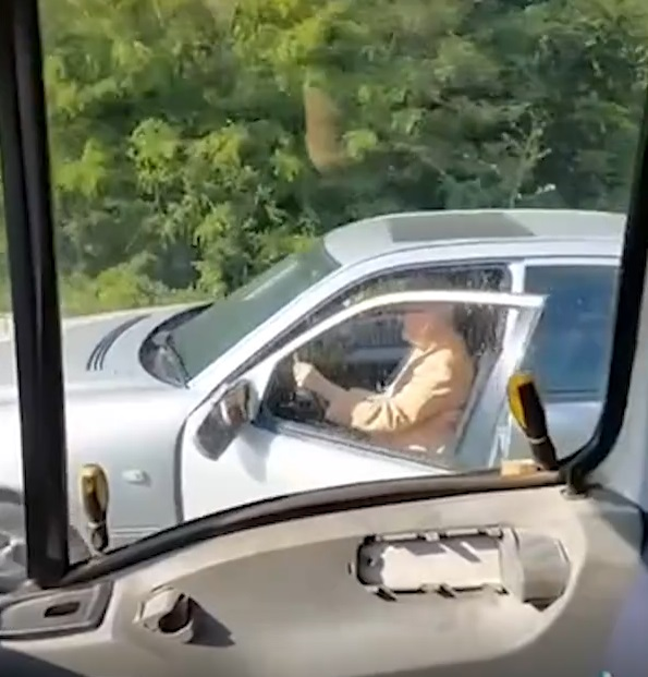 Irinel Columbeanu circulă cu ușa deschisă larg, spre stupoarea șoferilor din trafic (Foto:  Captură)