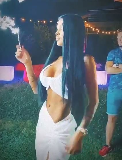 Nici nu s-a mutat bine cu Gabi Bădălău, că deja îl “traduce”? Daniela Crudu, filmată în braţele unui alt bărbat