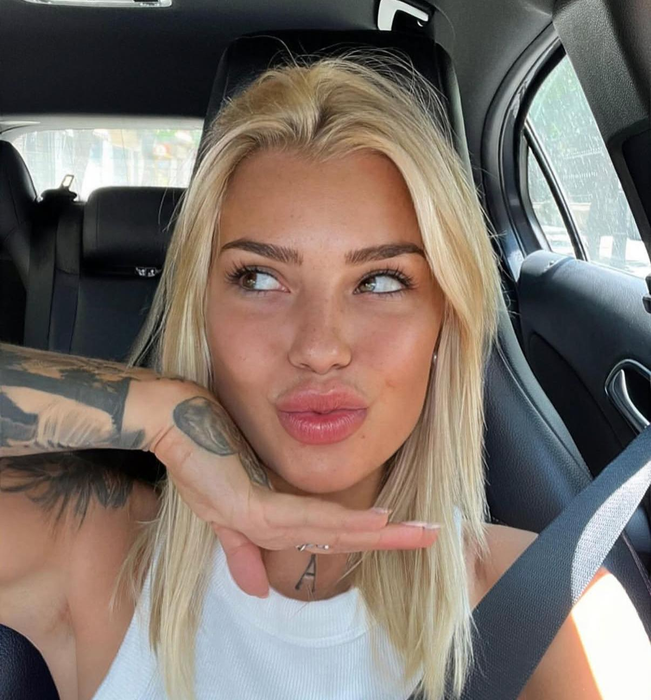 Cum arată Flori, mama ispitei Gabriella de la Insula iubirii. Blondina nu e străină de intervențiile estetice