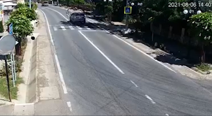 Imagini șocante! O bătrână a fost spulberată pe trecerea de pietoni de o tânără cu un BMW în județul Suceava