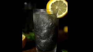 Limonada neagră, trucul ideal pentru zilele caniculare. Ingredientul care îi dă culoarea specială