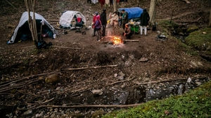 Imagini tulburătoare cu românii care își fac Paștele în Suedia, în corturi