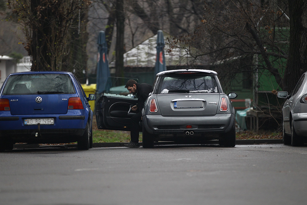 Principele Nicolae coboară de la volanul Mini Cooper-ului, maşina logodnicei sale