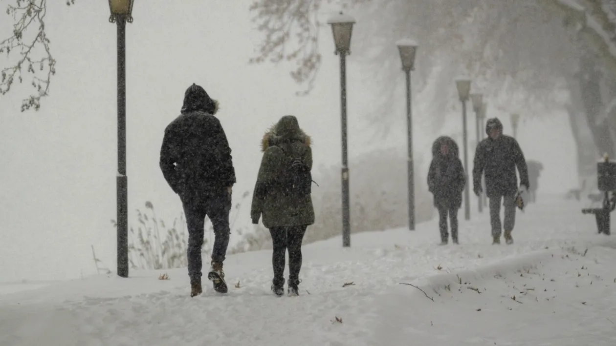 România, lovită de ciclonul polar: 36 de județe afectate! Raed Arafat îi avertizează pe români